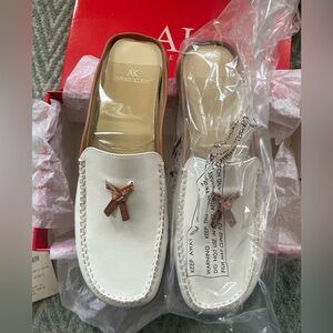 Anne Klein Women’s White Buck Leather Slip On Shoes New in Box Size 7.5